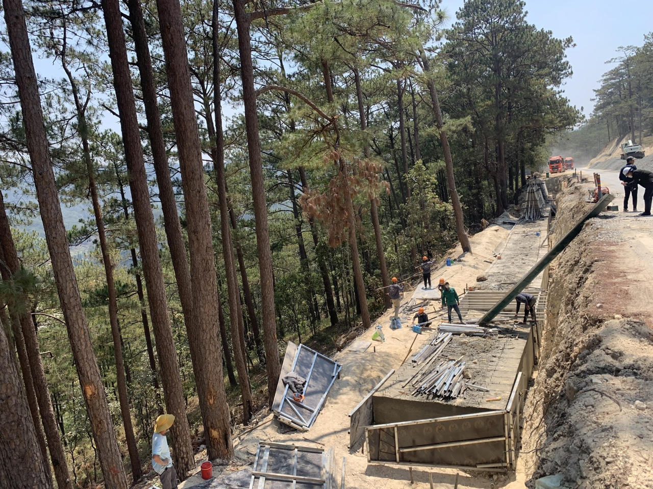 Đội nắng chạy đua tiến độ trên công trường Đèo Prenn