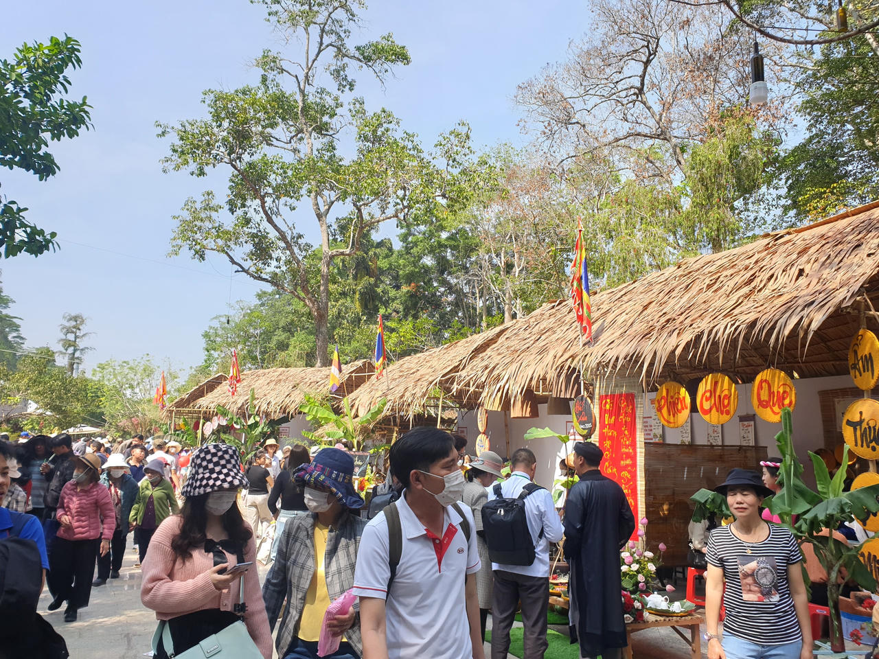 Lâm Đồng: Hàng ngàn du khách lên núi Phượng Hoàng dâng hương Giỗ tổ