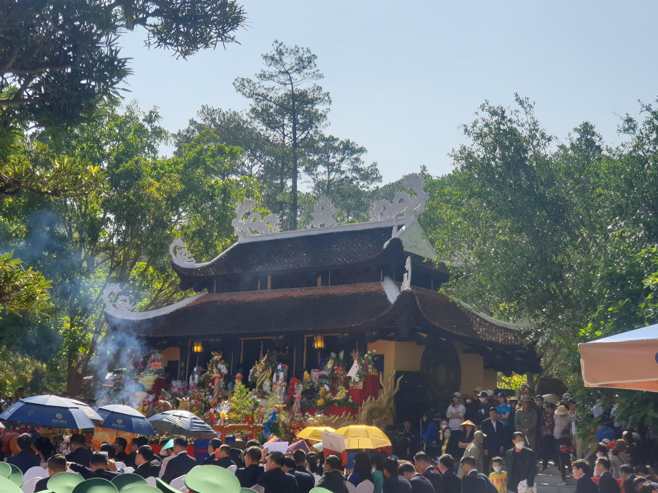 Lâm Đồng: Hàng ngàn du khách lên núi Phượng Hoàng dâng hương Giỗ tổ