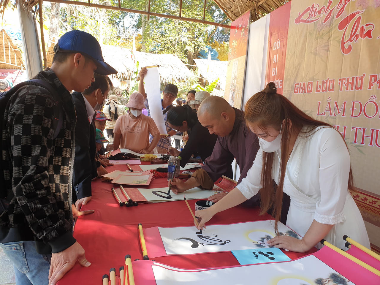 Lâm Đồng: Hàng ngàn du khách lên núi Phượng Hoàng dâng hương Giỗ tổ