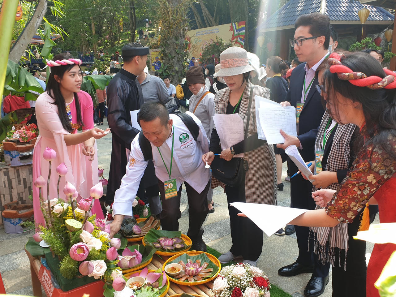 Lâm Đồng: Hàng ngàn du khách lên núi Phượng Hoàng dâng hương Giỗ tổ