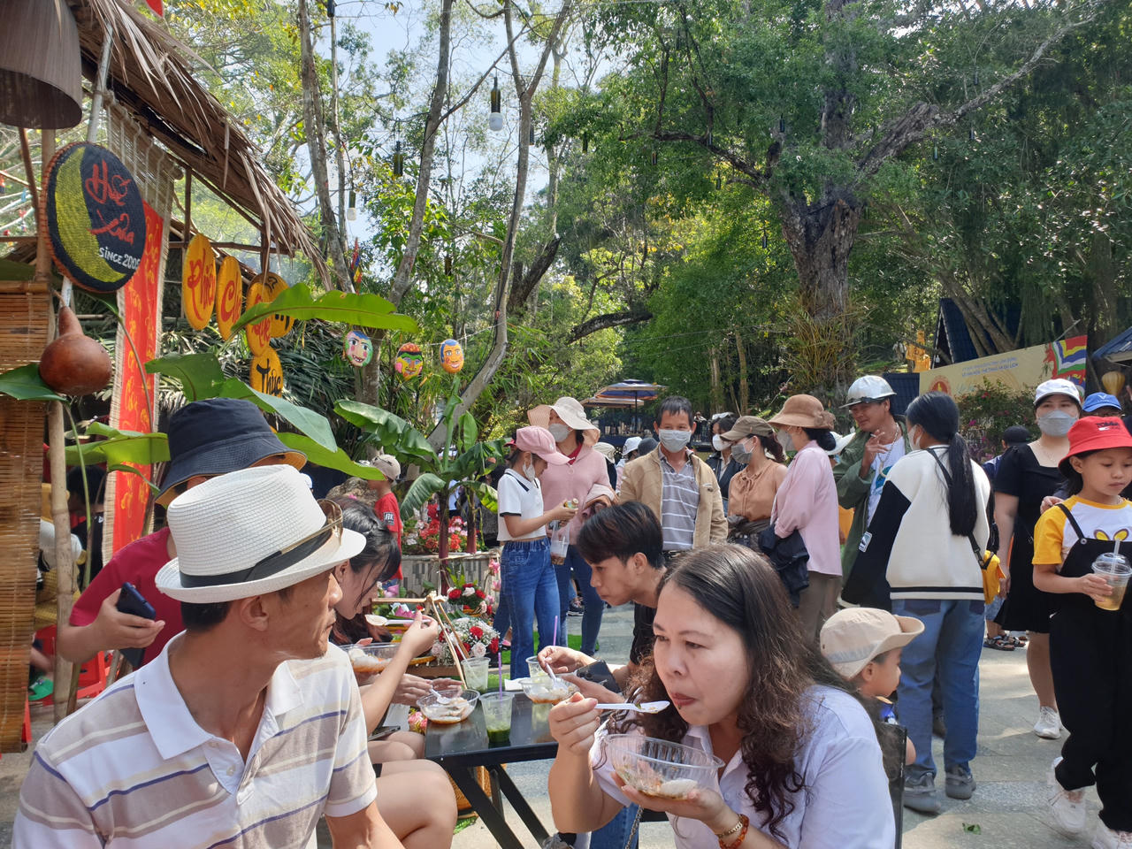 Lâm Đồng: Hàng ngàn du khách lên núi Phượng Hoàng dâng hương Giỗ tổ