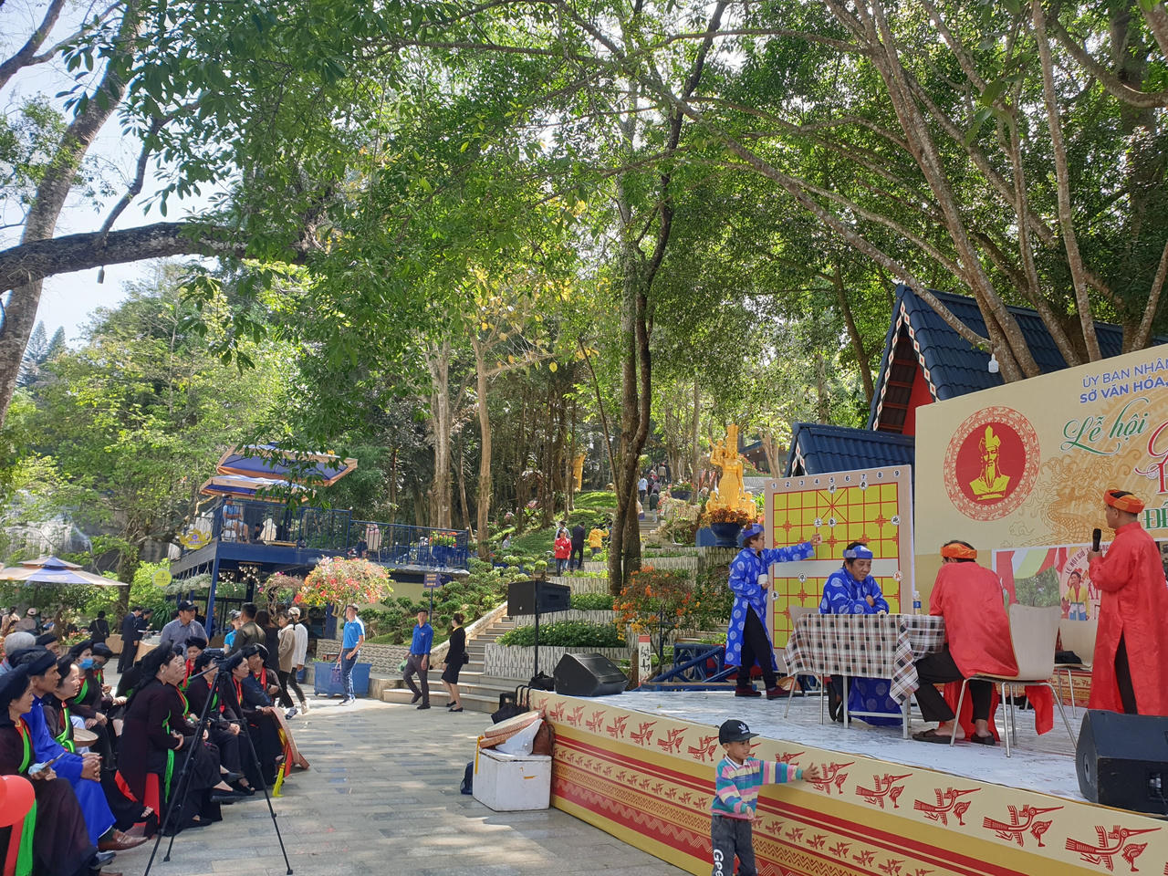 Lâm Đồng: Hàng ngàn du khách lên núi Phượng Hoàng dâng hương Giỗ tổ