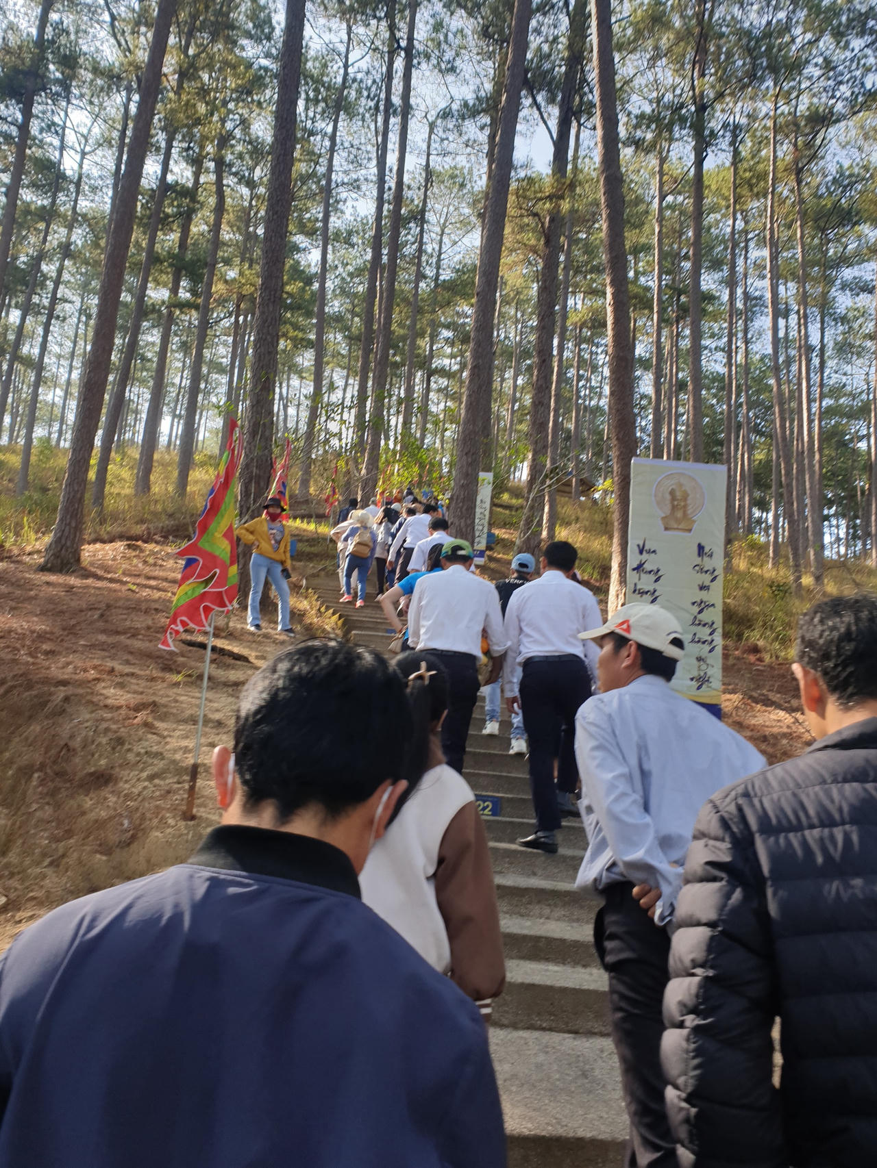 Lâm Đồng: Hàng ngàn du khách lên núi Phượng Hoàng dâng hương Giỗ tổ