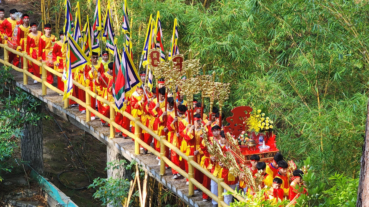 Lâm Đồng: Hàng ngàn du khách lên núi Phượng Hoàng dâng hương Giỗ tổ