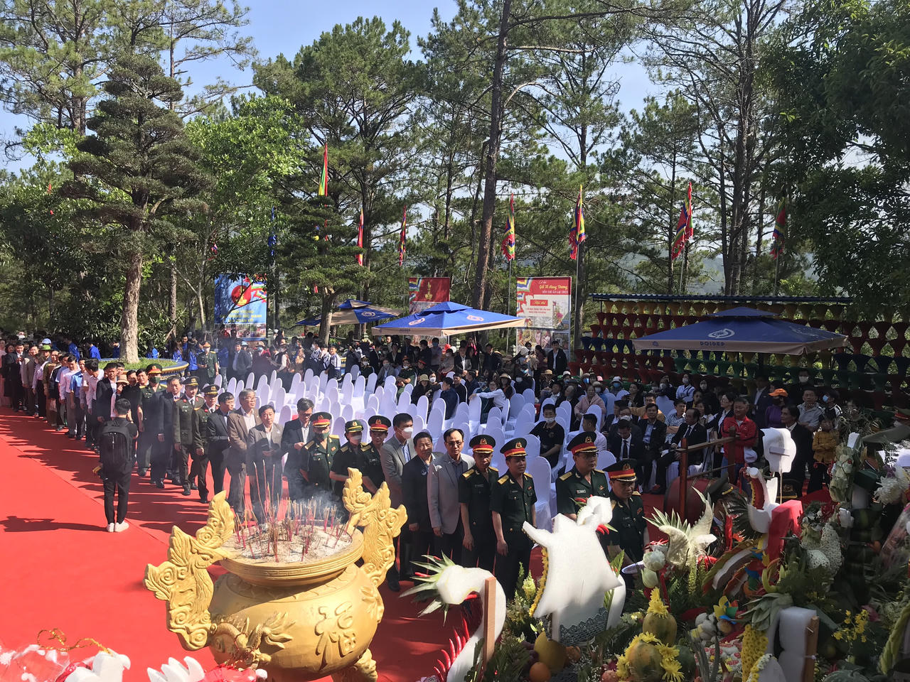 Lâm Đồng: Hàng ngàn du khách lên núi Phượng Hoàng dâng hương Giỗ tổ