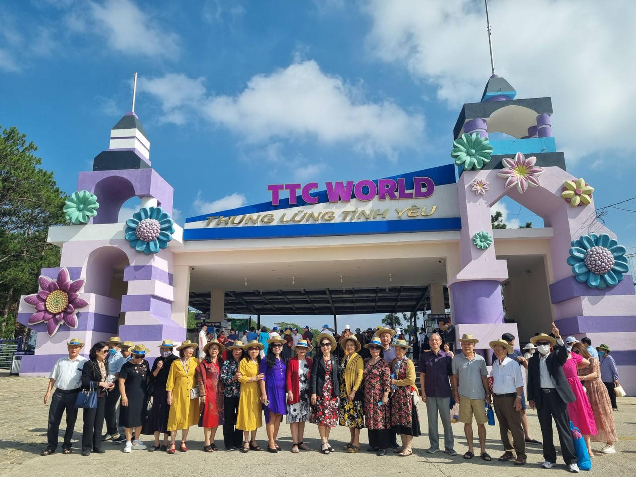 Du khách náo nức check-in ở 'thành phố sương mù'