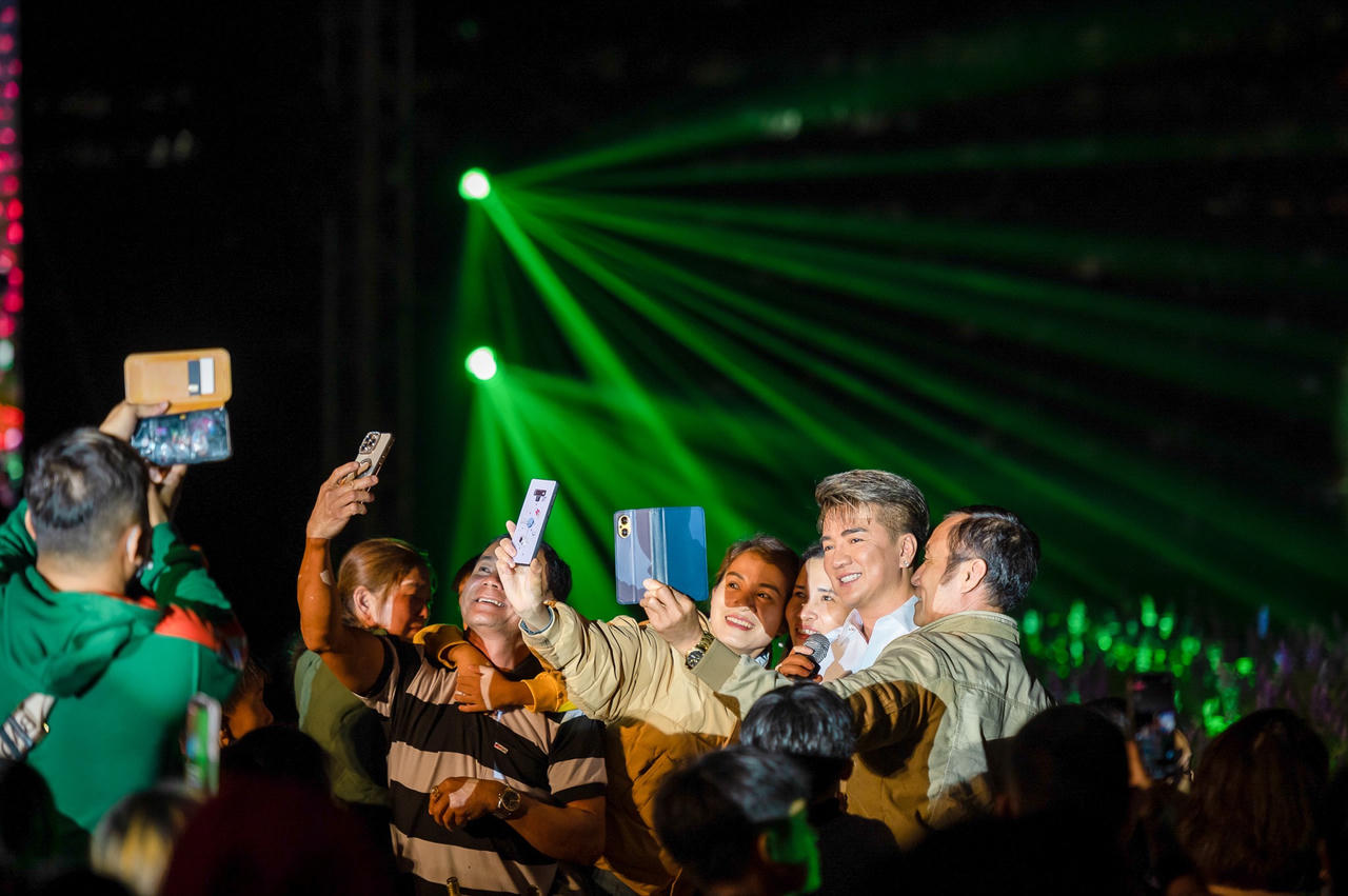 Du khách náo nức check-in ở 'thành phố sương mù'