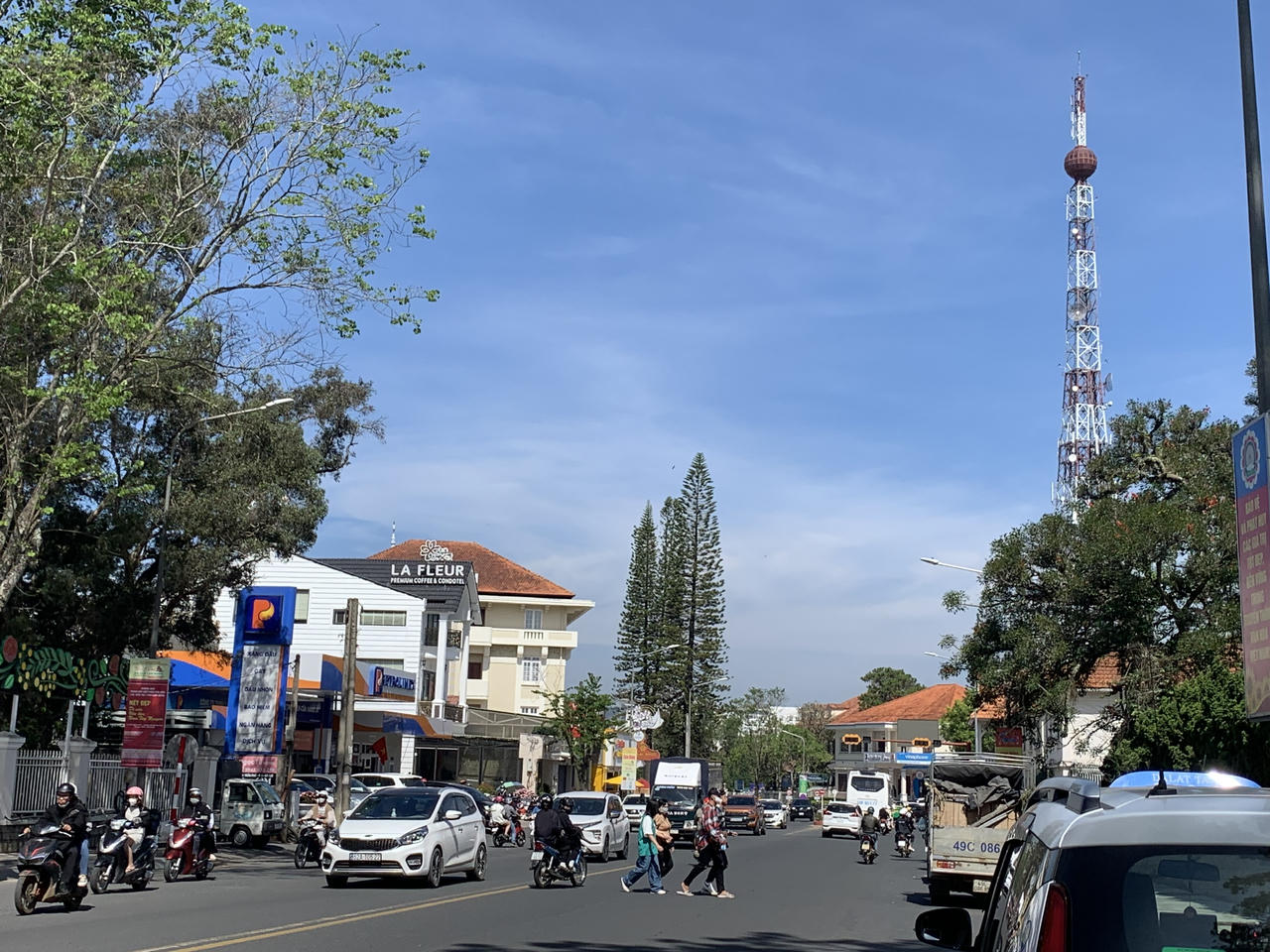 Du khách náo nức check-in ở 'thành phố sương mù'