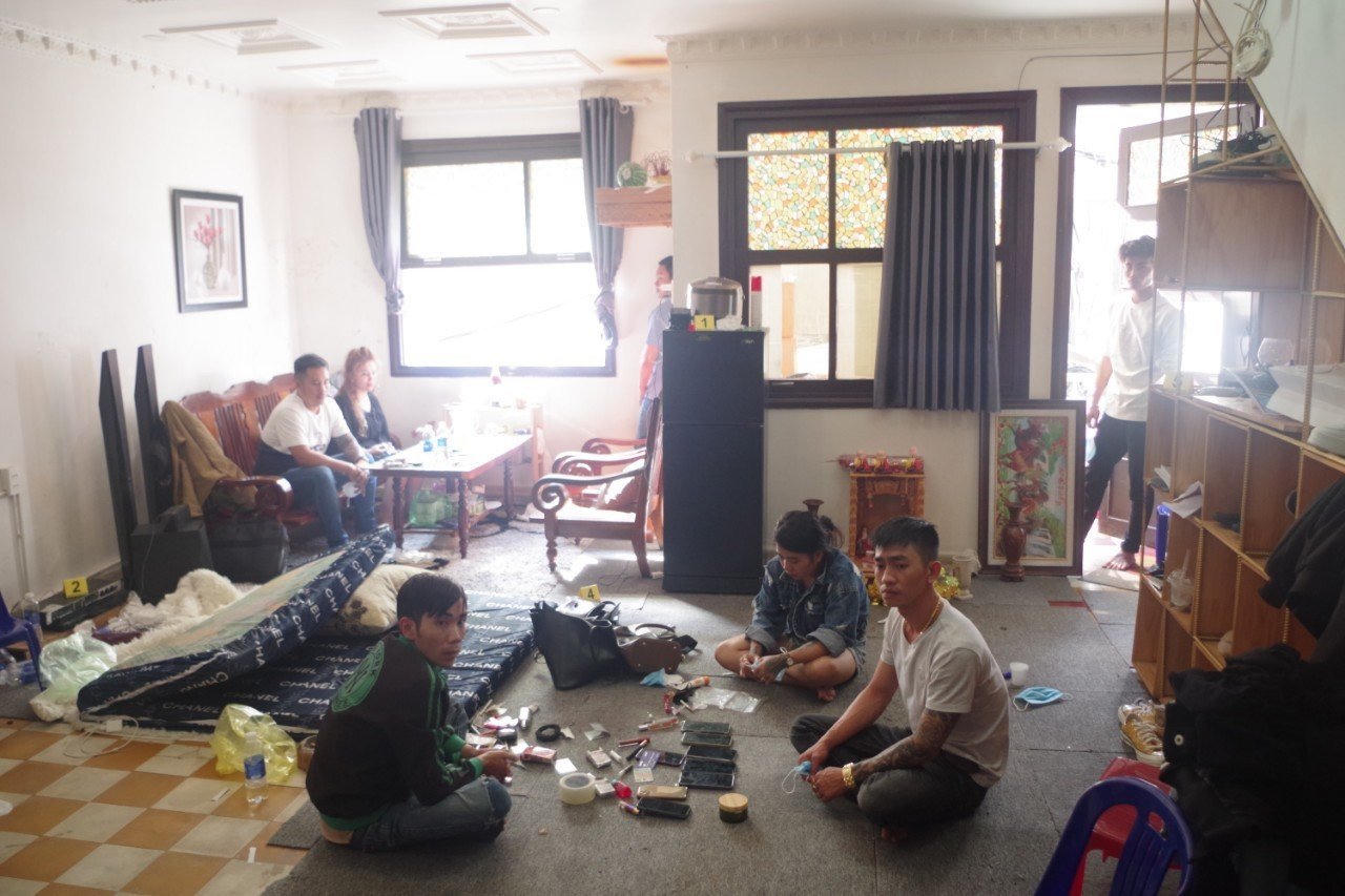 Sử dụng ma tuý ở quán karaoke rồi về nhà tiếp tục 'bay lắc'