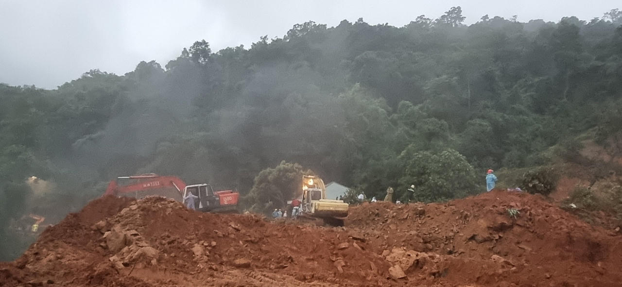 Tiếp tục tìm kiếm nạn nhân mất tích, nguy cơ sạt lở trên đèo Bảo Lộc vẫn còn