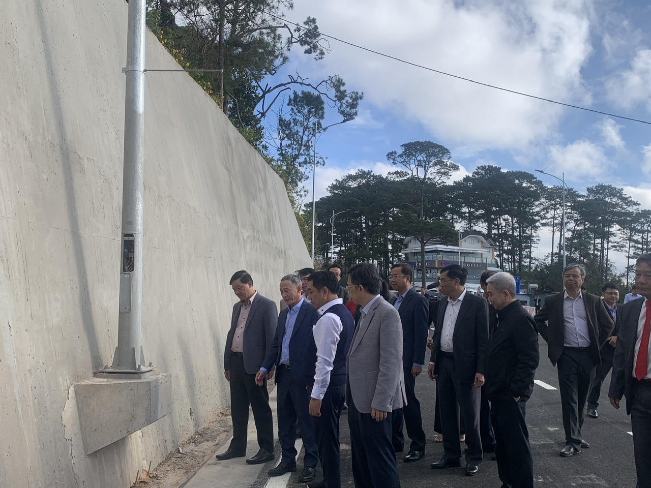 Thông xe gần 3km đường đèo Prenn - Cửa ngõ vào Đà Lạt