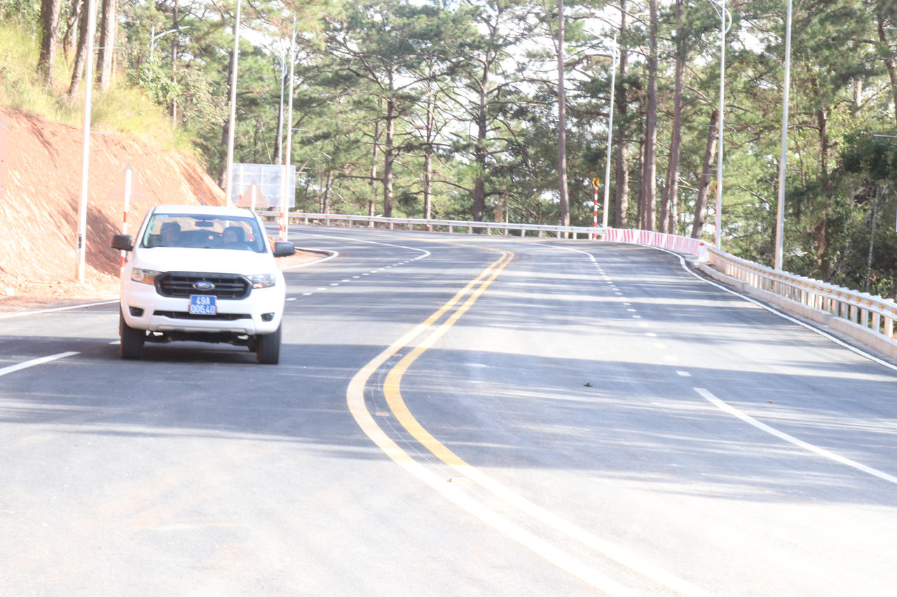 Thông xe gần 3km đường đèo Prenn - Cửa ngõ vào Đà Lạt