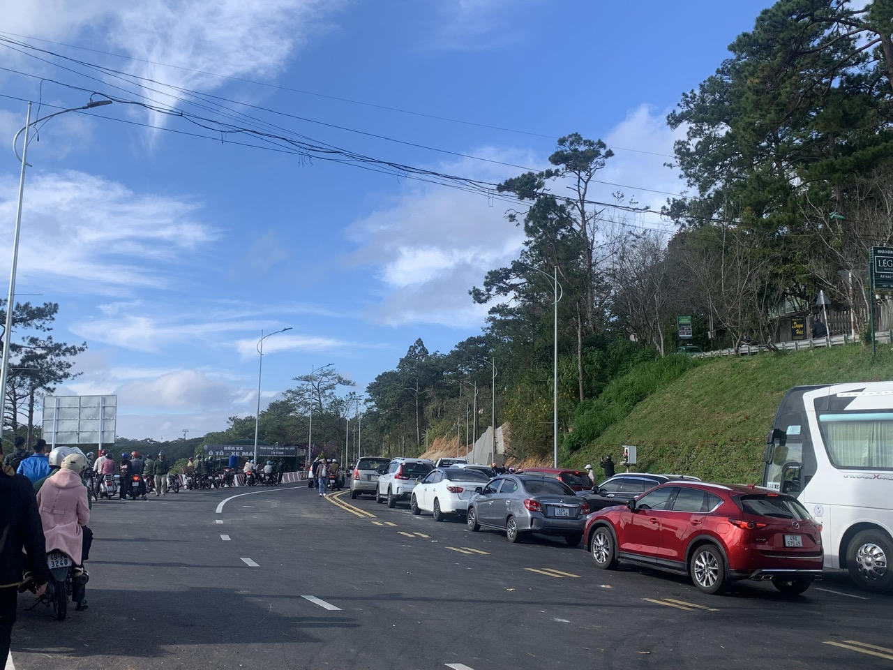 Thông xe gần 3km đường đèo Prenn - Cửa ngõ vào Đà Lạt