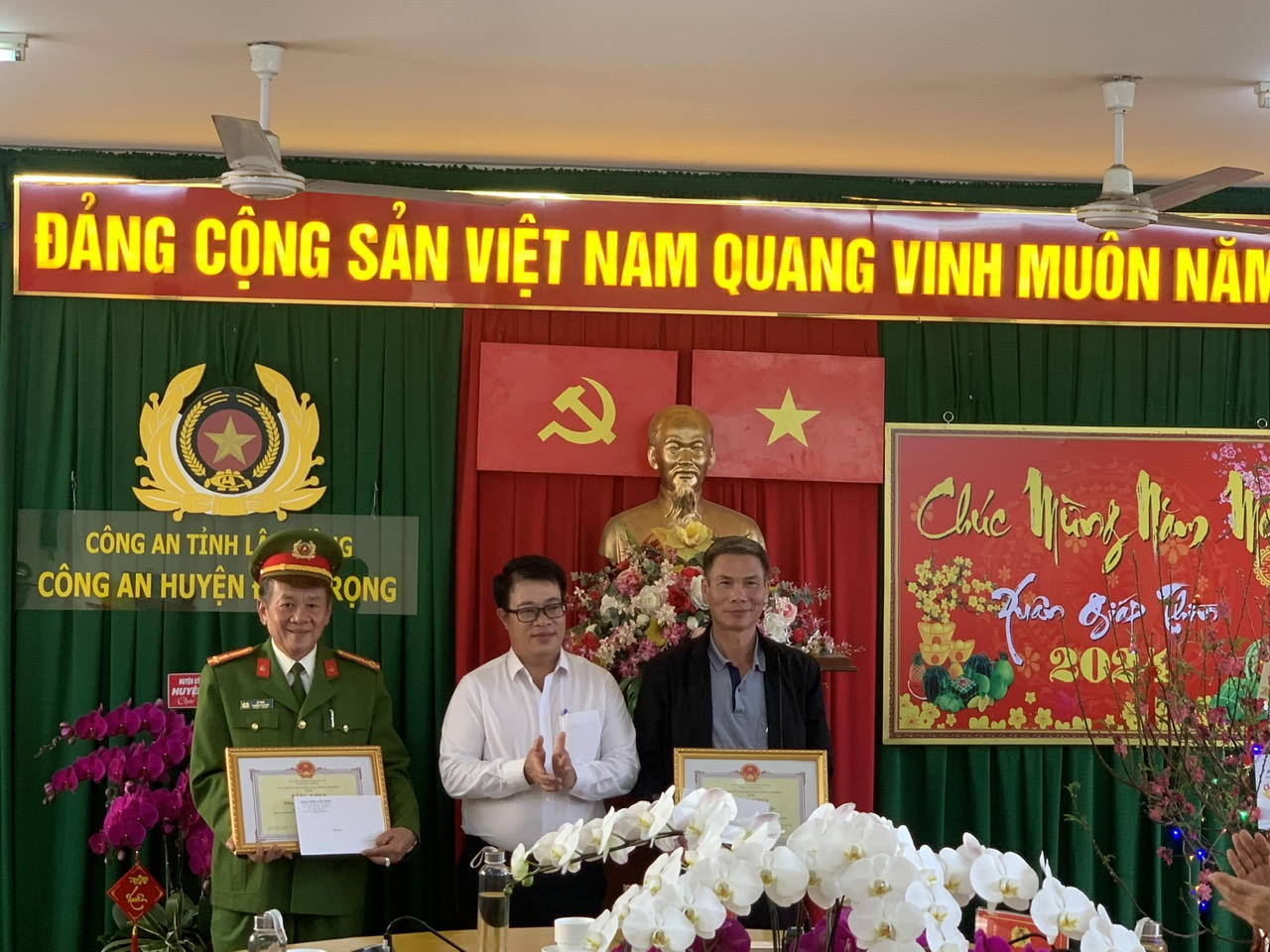 Khen thưởng đột xuất công an triệt phá vụ dùng súng cướp ngân hàng ở Lâm Đồng