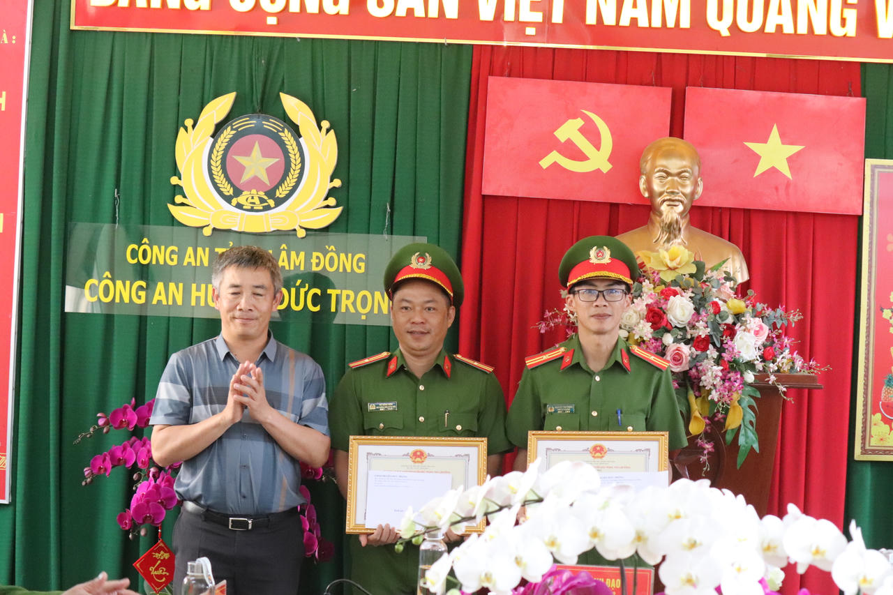 Khen thưởng đột xuất công an triệt phá vụ dùng súng cướp ngân hàng ở Lâm Đồng