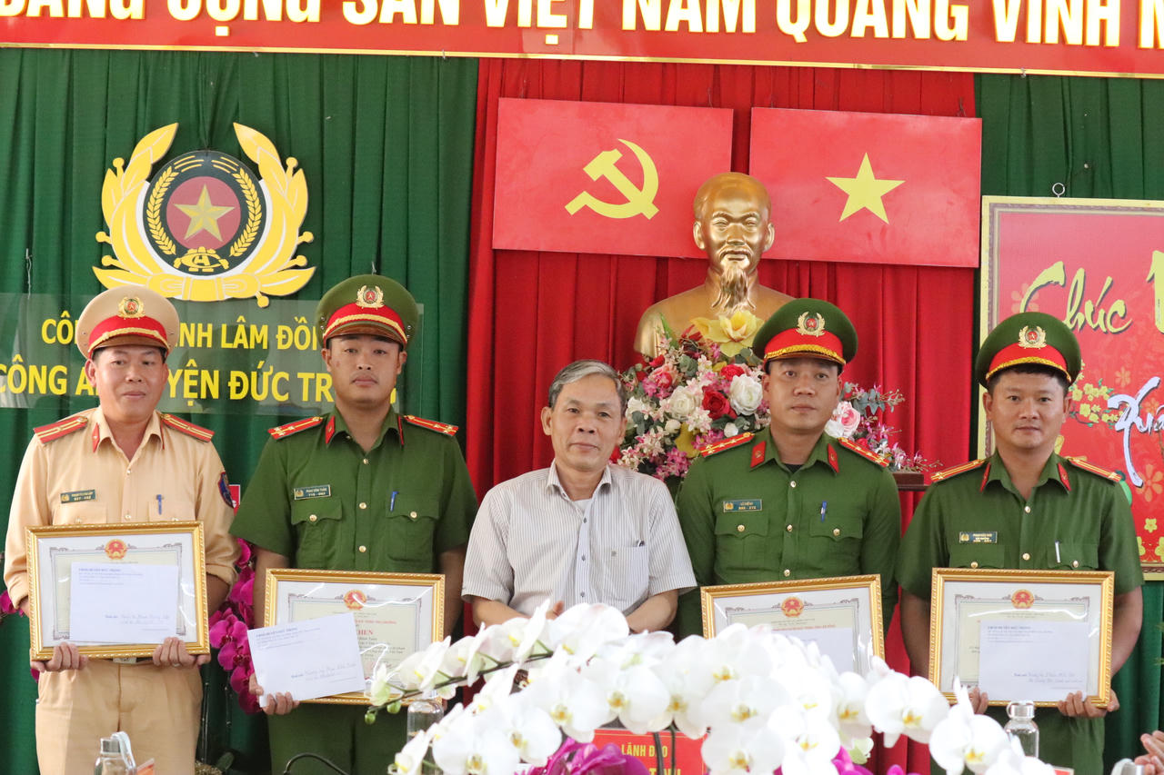 Khen thưởng đột xuất công an triệt phá vụ dùng súng cướp ngân hàng ở Lâm Đồng