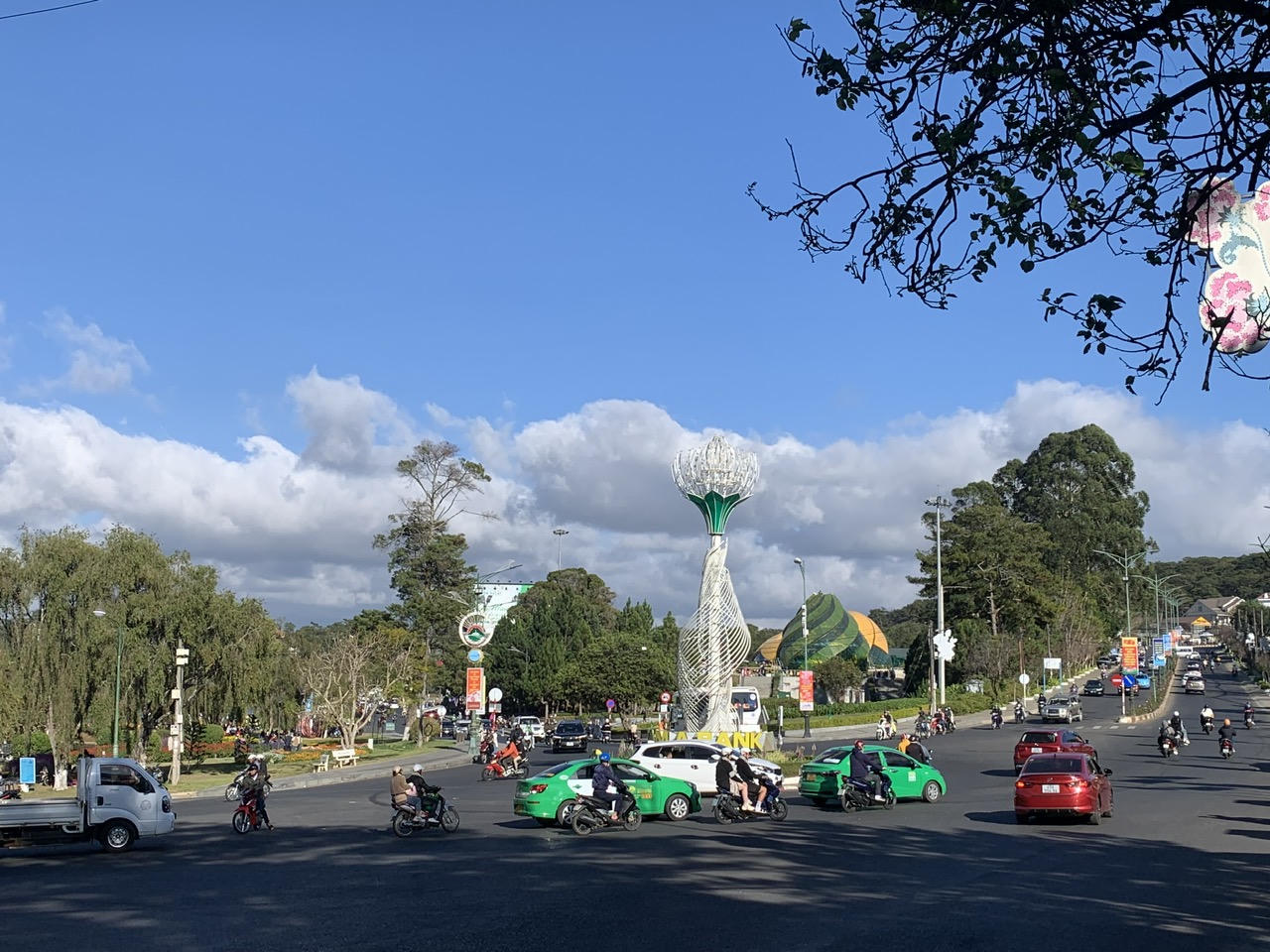 Du khách "đổ bộ", phố núi Đà Lạt nhộn nhịp ngày đầu năm