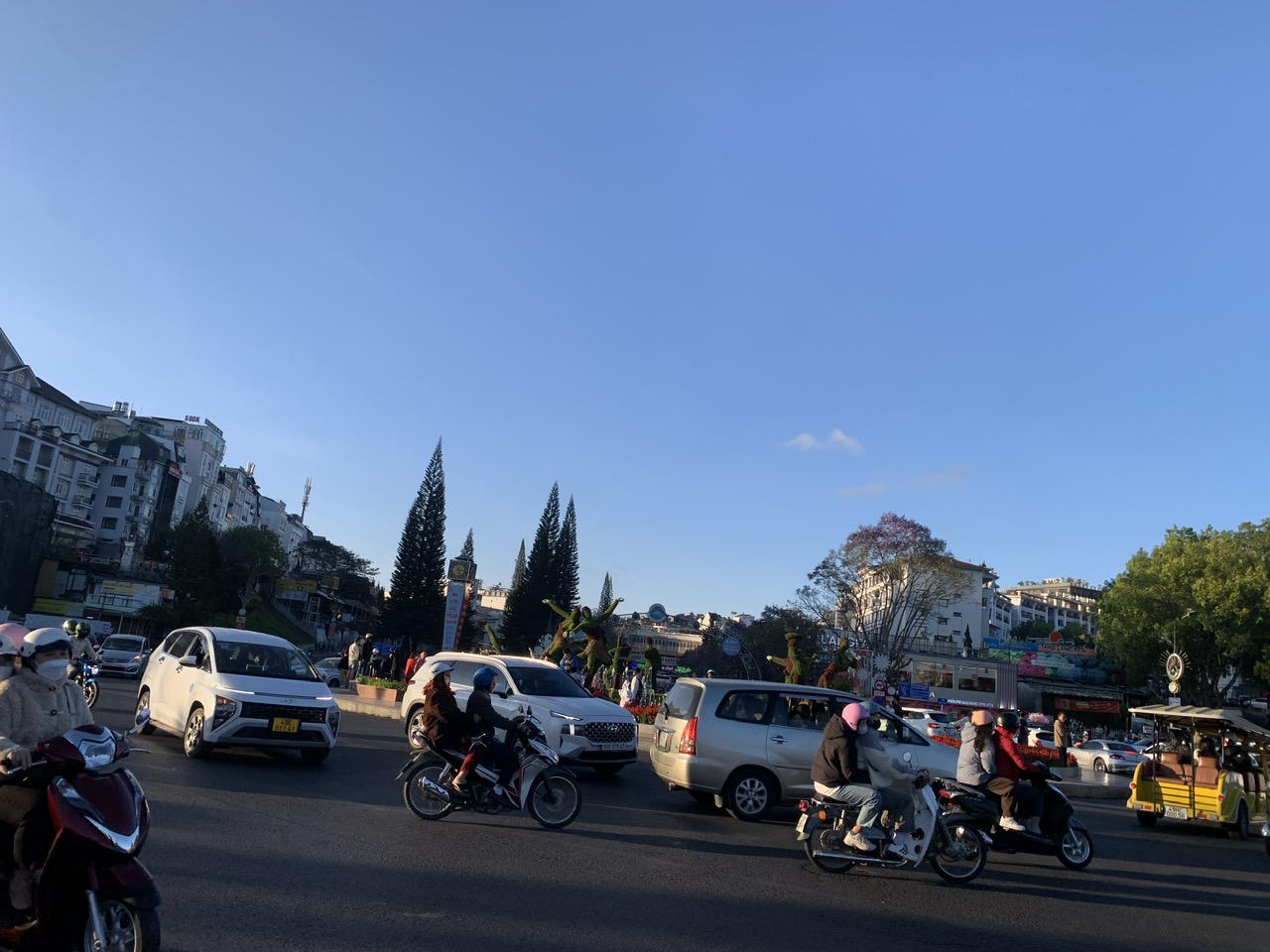 Du khách "đổ bộ", phố núi Đà Lạt nhộn nhịp ngày đầu năm