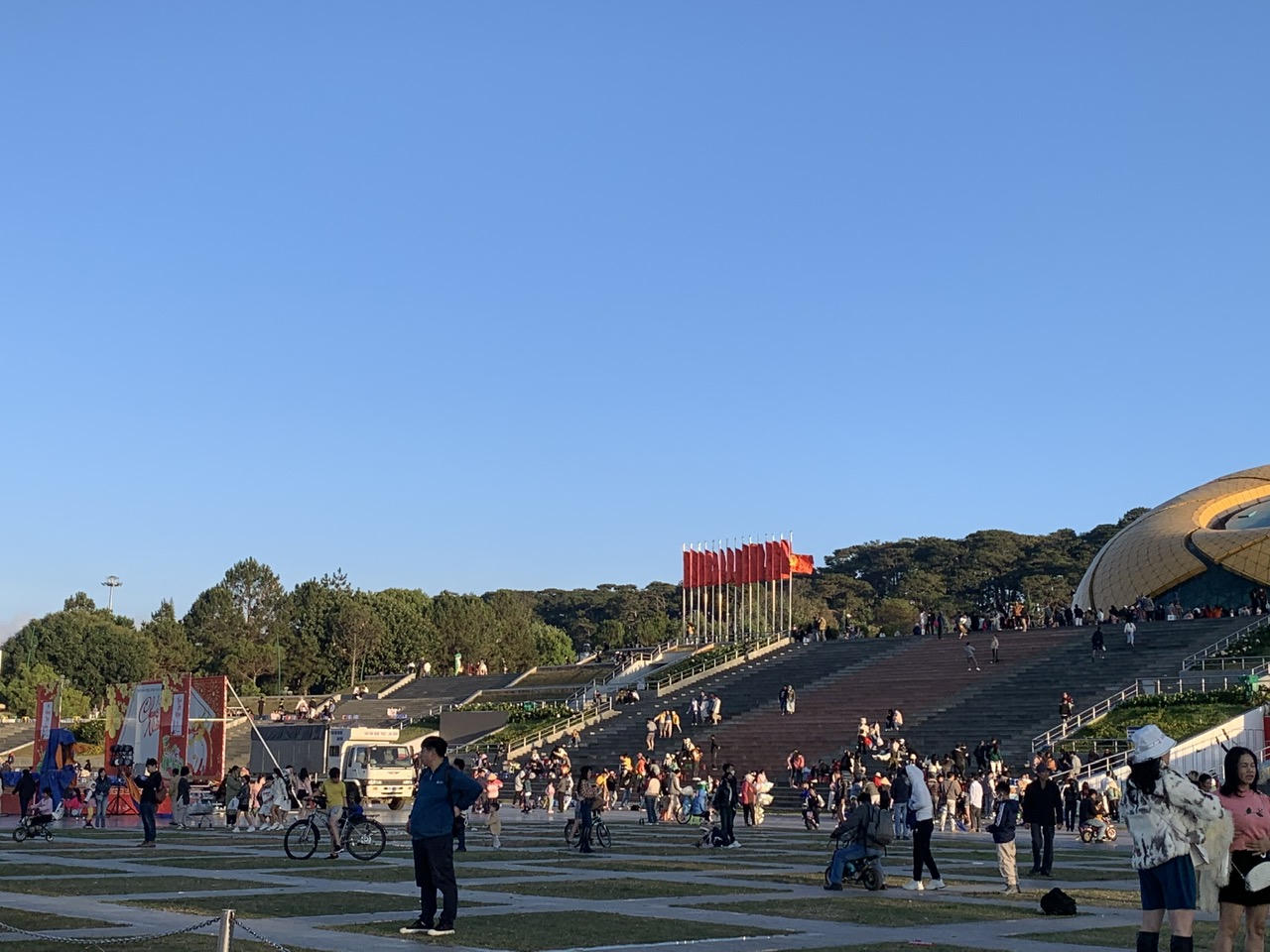 Du khách "đổ bộ", phố núi Đà Lạt nhộn nhịp ngày đầu năm