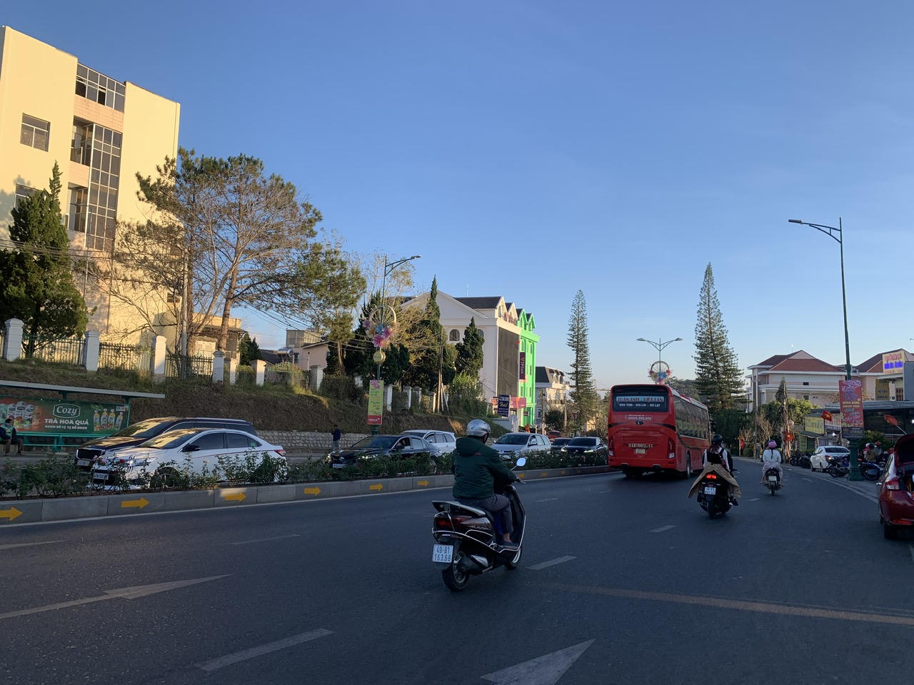 Du khách "đổ bộ", phố núi Đà Lạt nhộn nhịp ngày đầu năm