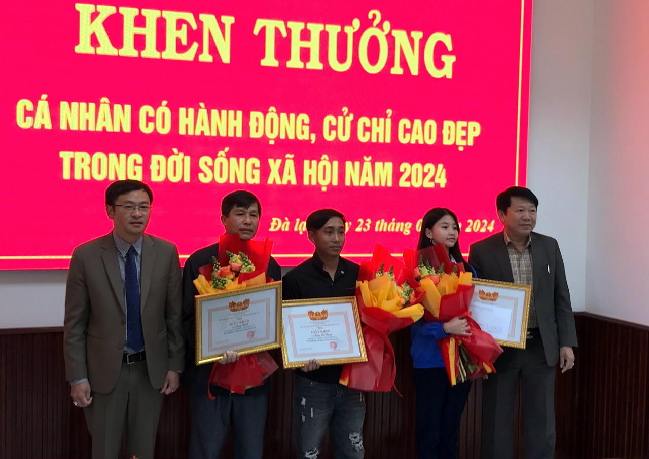 Khen thưởng 3 cá nhân 'không tham của rơi'