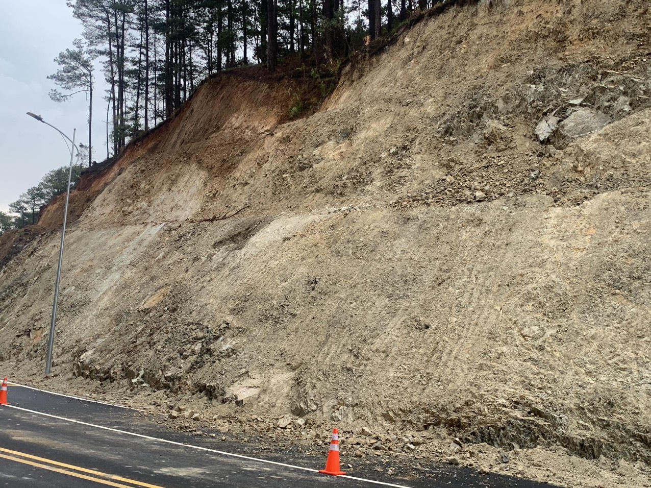 Mưa lớn, đất đá rơi vãi xuống đường đèo Prenn