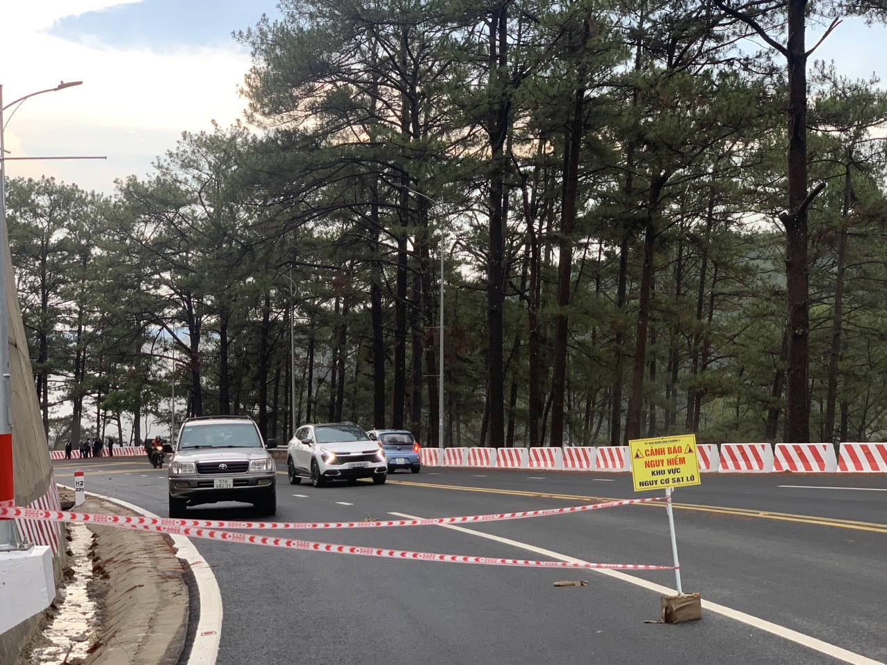 Mưa lớn, đất đá rơi vãi xuống đường đèo Prenn