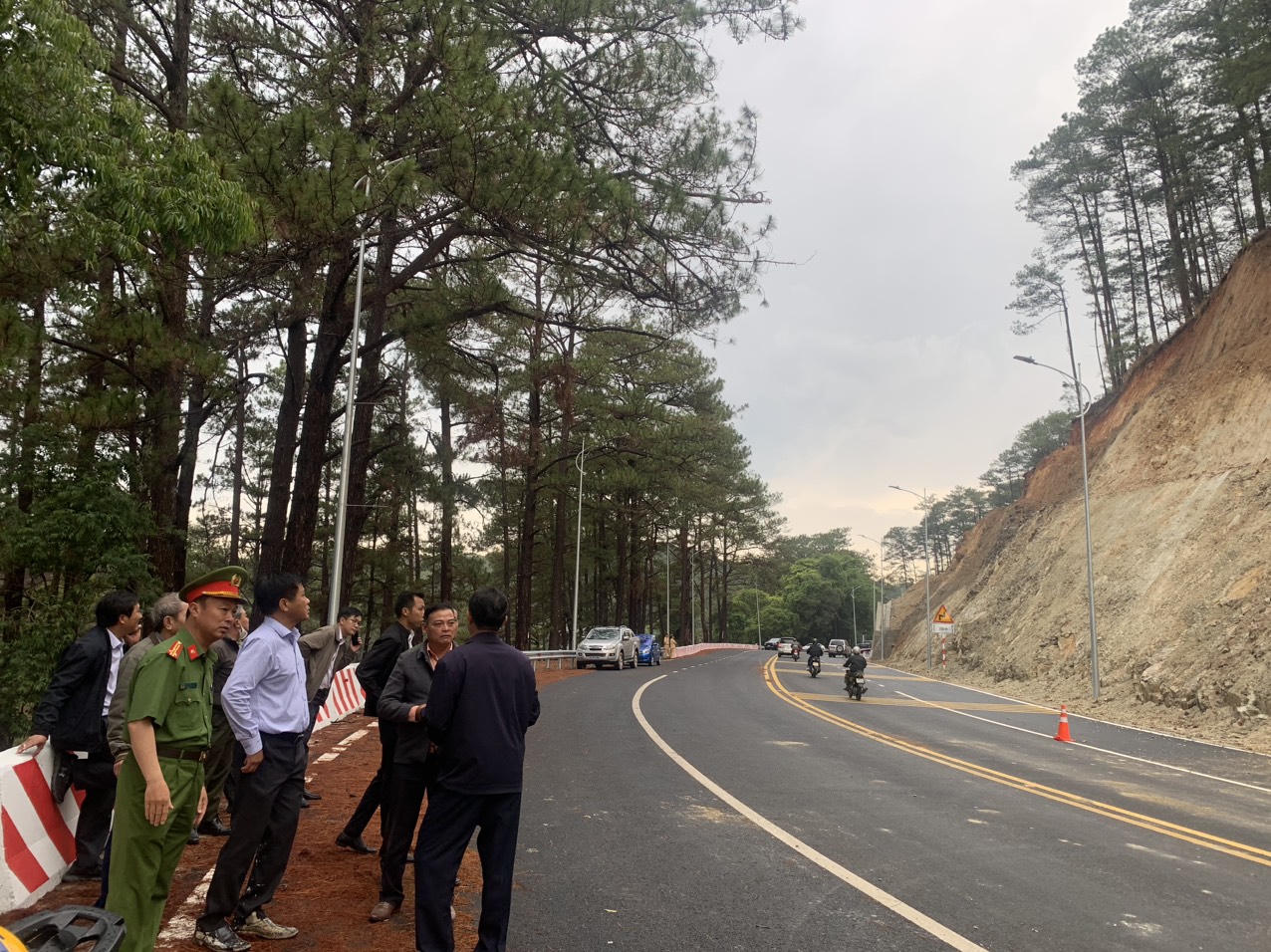 Mưa lớn, đất đá rơi vãi xuống đường đèo Prenn