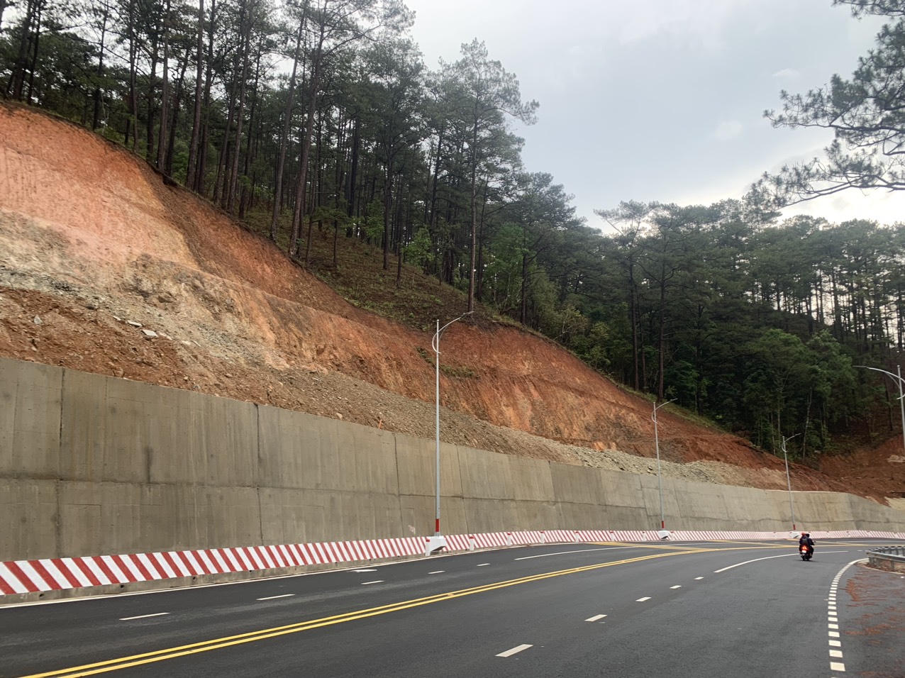 Mưa lớn, đất đá rơi vãi xuống đường đèo Prenn