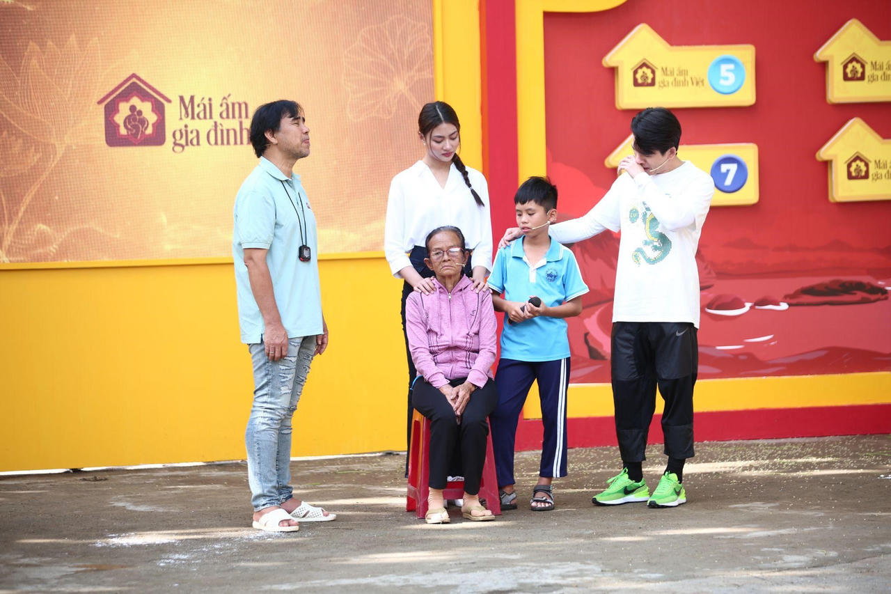 “Mái ấm gia đình Việt” sẻ chia yêu thương đến miền “Sơn Kỳ Thủy Tú”