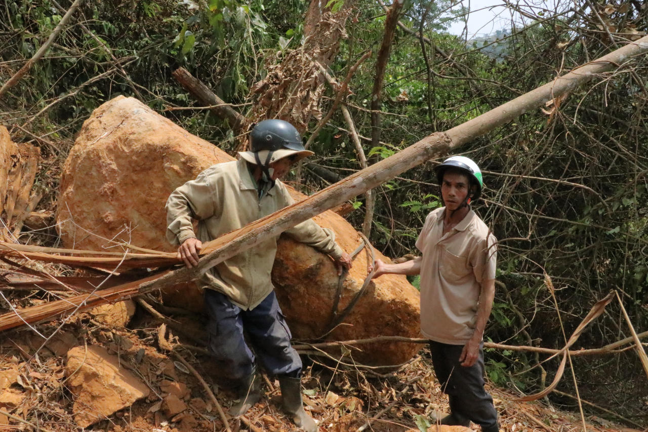 Khối đá hàng chục tấn lăn từ mỏ đá xé toang lán trại người dân