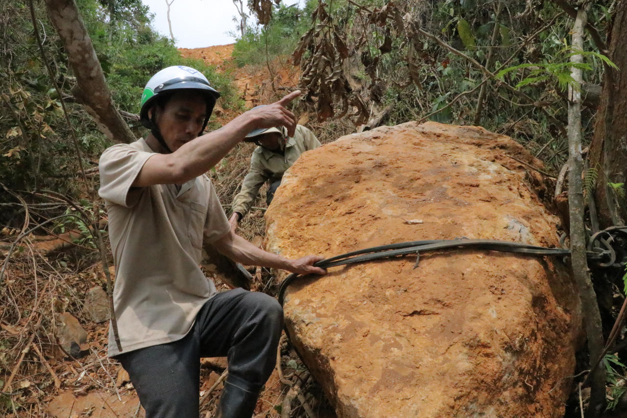 Khối đá hàng chục tấn lăn từ mỏ đá xé toang lán trại người dân