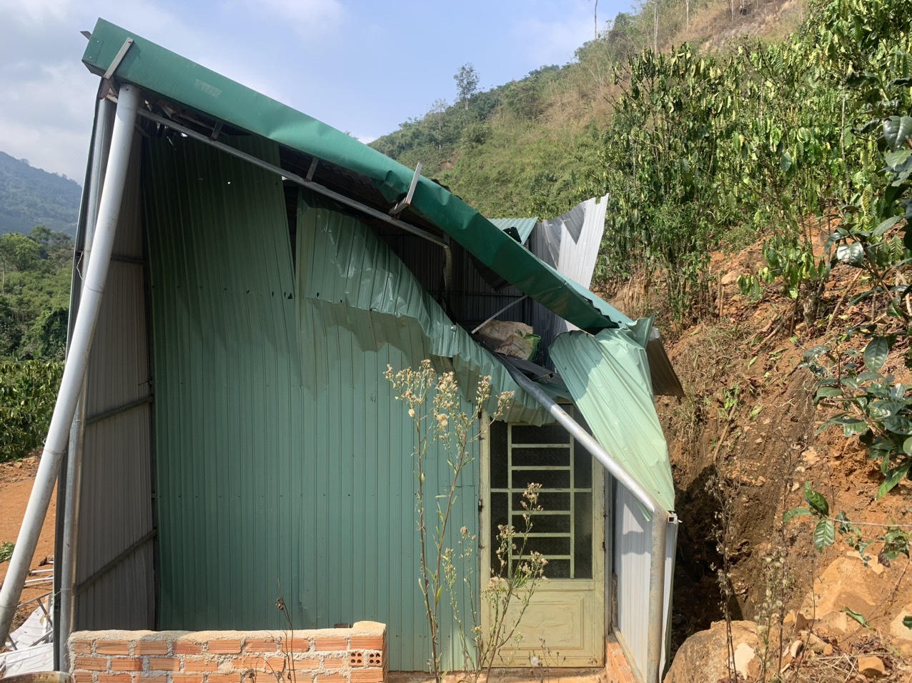 Khối đá hàng chục tấn lăn từ mỏ đá xé toang lán trại người dân