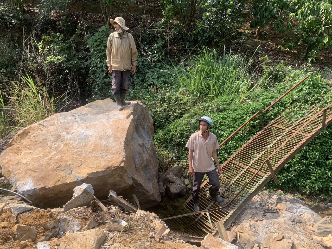 Khối đá hàng chục tấn lăn từ mỏ đá xé toang lán trại người dân