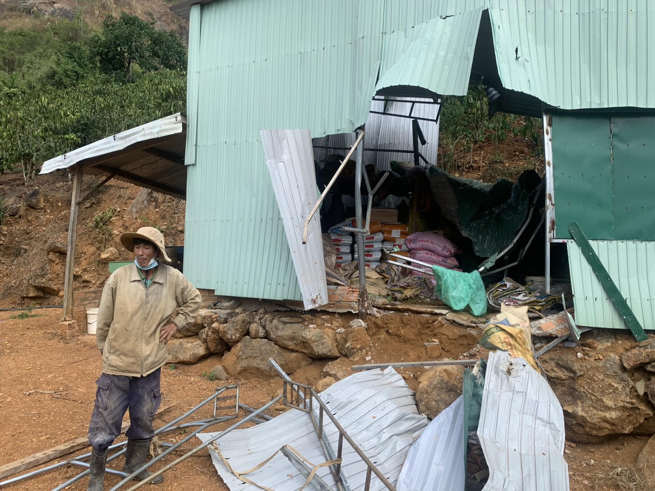 Khối đá hàng chục tấn lăn từ mỏ đá xé toang lán trại người dân