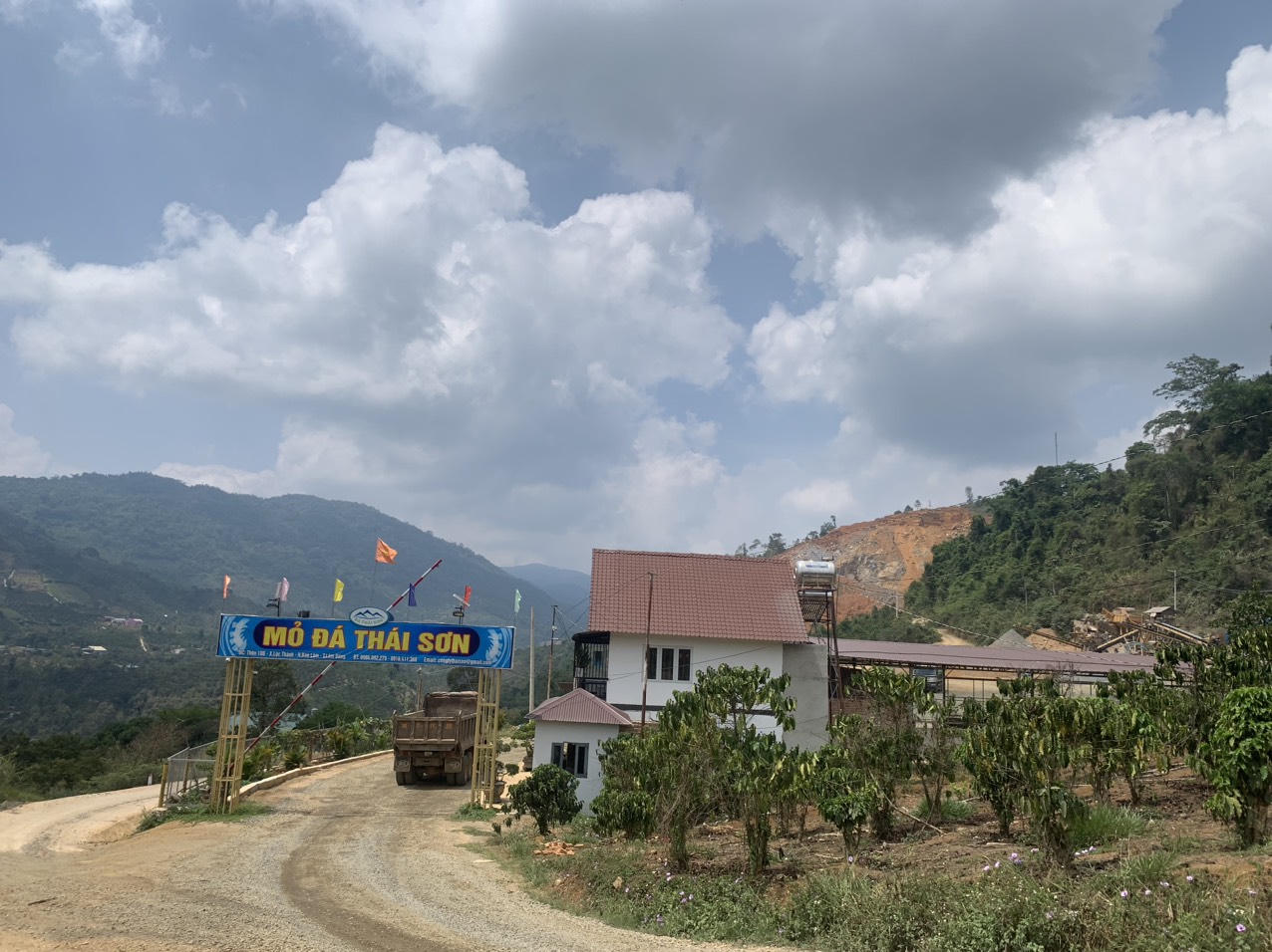 Khối đá hàng chục tấn lăn từ mỏ đá xé toang lán trại người dân