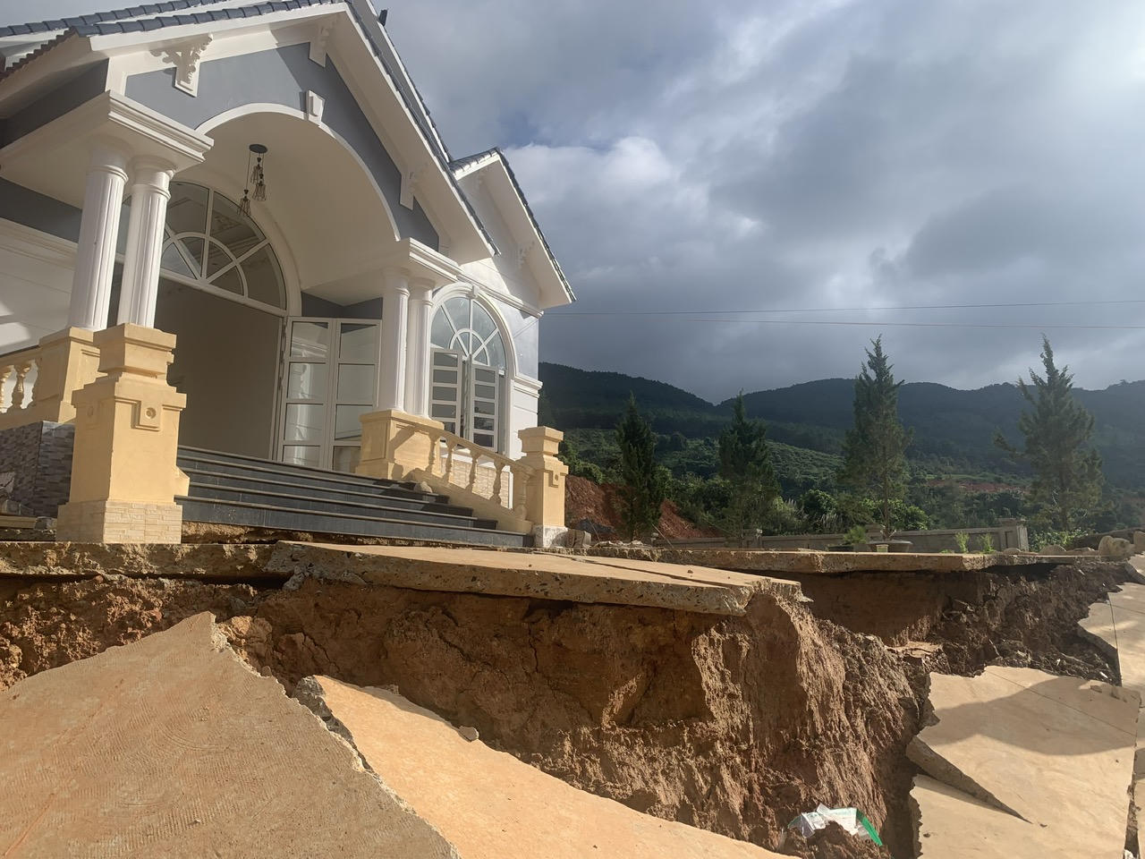 Lâm Đồng quyết tâm ứng phó sạt trượt đất: Bài 3 - Đề xuất nhiều giải pháp căn cơ phòng ngừa sạt trượt