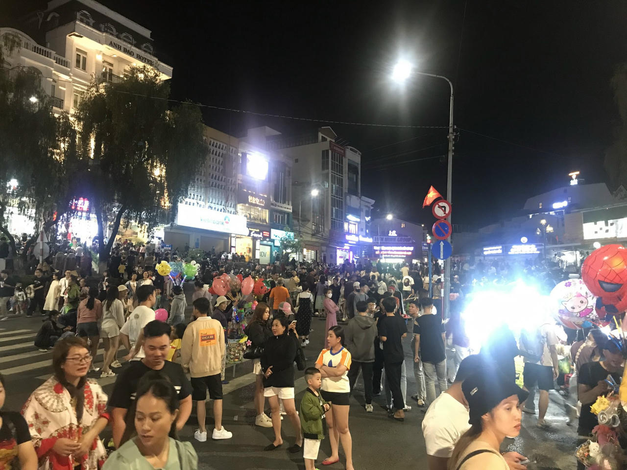 Phố đi bộ trung tâm Hoà Bình (Đà Lạt) hoạt động trở lại