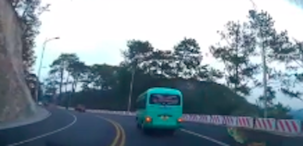 Tài xế xe buýt nêu lý do vượt ẩu trên đèo Prenn