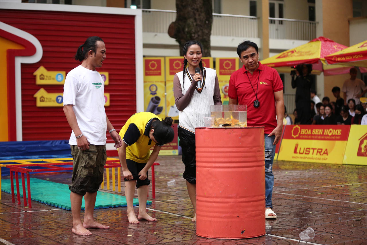 Mái ấm gia đình Việt sẻ chia yêu thương cùng trẻ mồ côi Tây Bắc