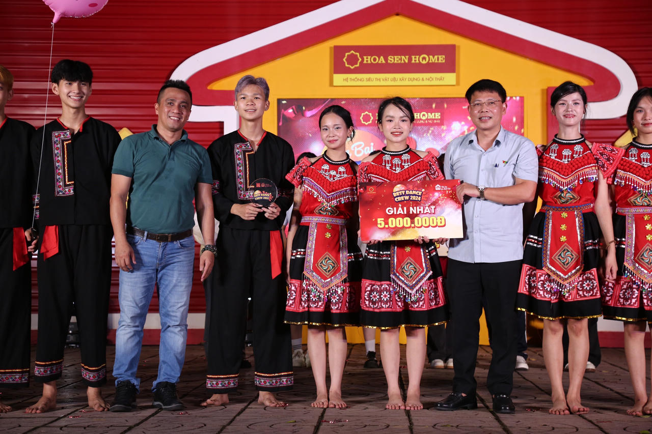 Mái ấm gia đình Việt sẻ chia yêu thương cùng trẻ mồ côi Tây Bắc