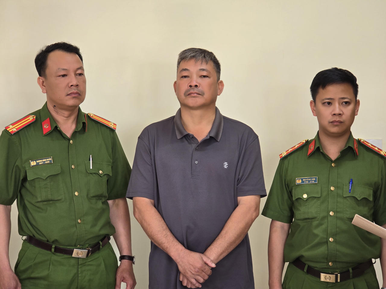 Bắt chủ tịch xã và cấp phó liên quan tới "cát tặc"