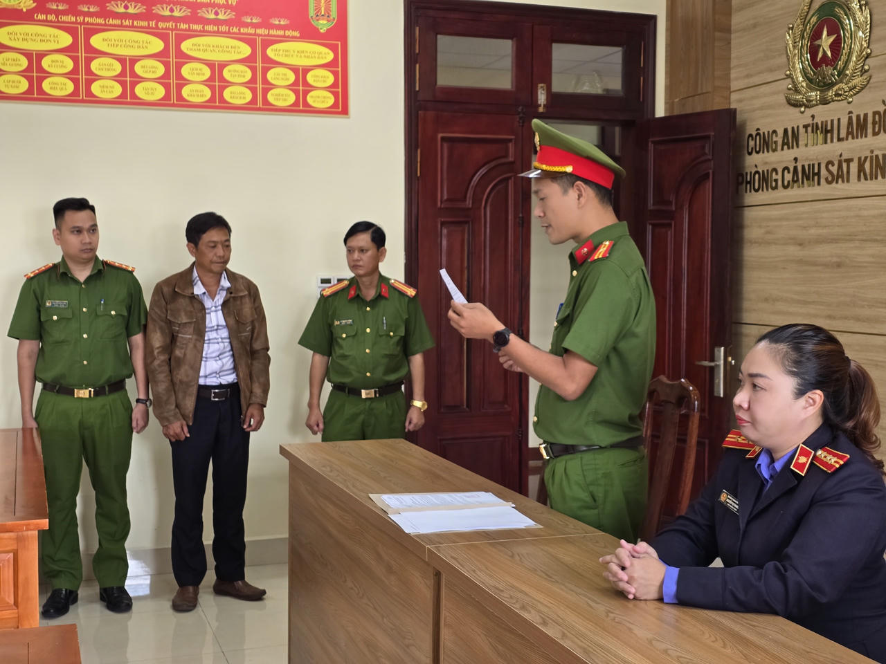 Bắt chủ tịch xã và cấp phó liên quan tới "cát tặc"