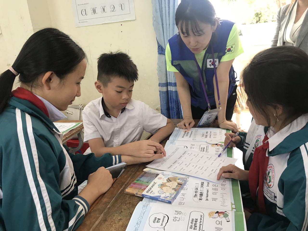 Sinh viên Hàn Quốc giao lưu, hướng dẫn kỹ năng sống cho học sinh Đà Lạt