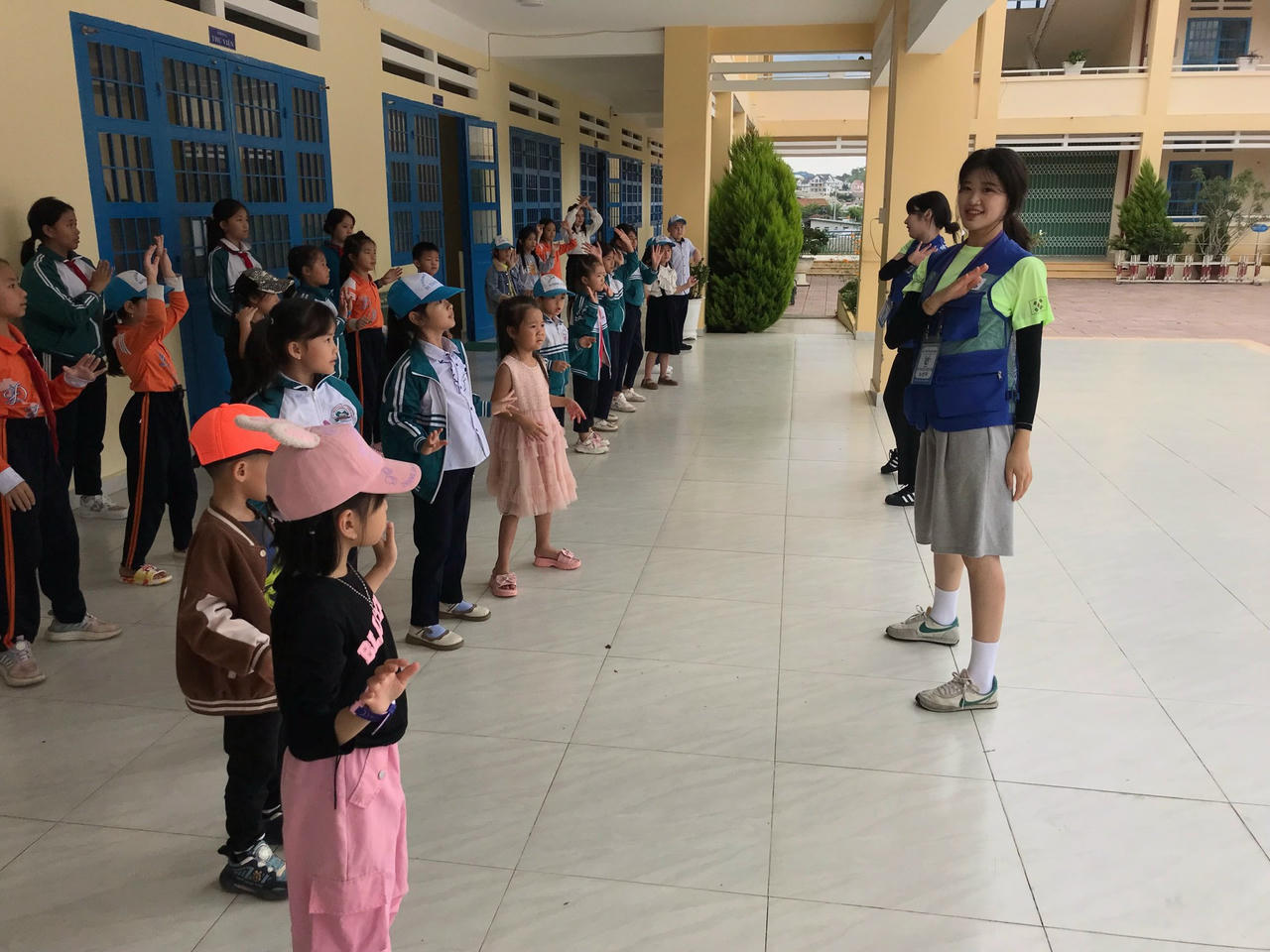 Sinh viên Hàn Quốc giao lưu, hướng dẫn kỹ năng sống cho học sinh Đà Lạt