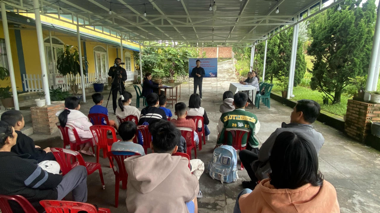 Dạy bơi miễn phí cho học sinh nghèo ở Đà Lạt