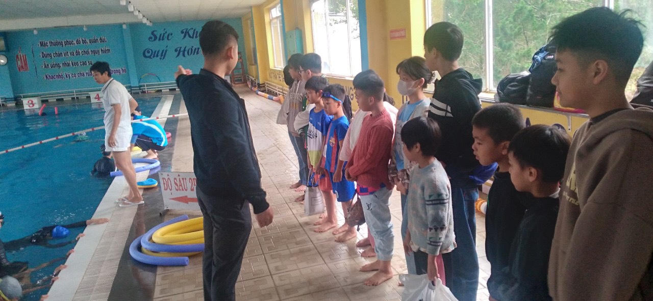 Dạy bơi miễn phí cho học sinh nghèo ở Đà Lạt