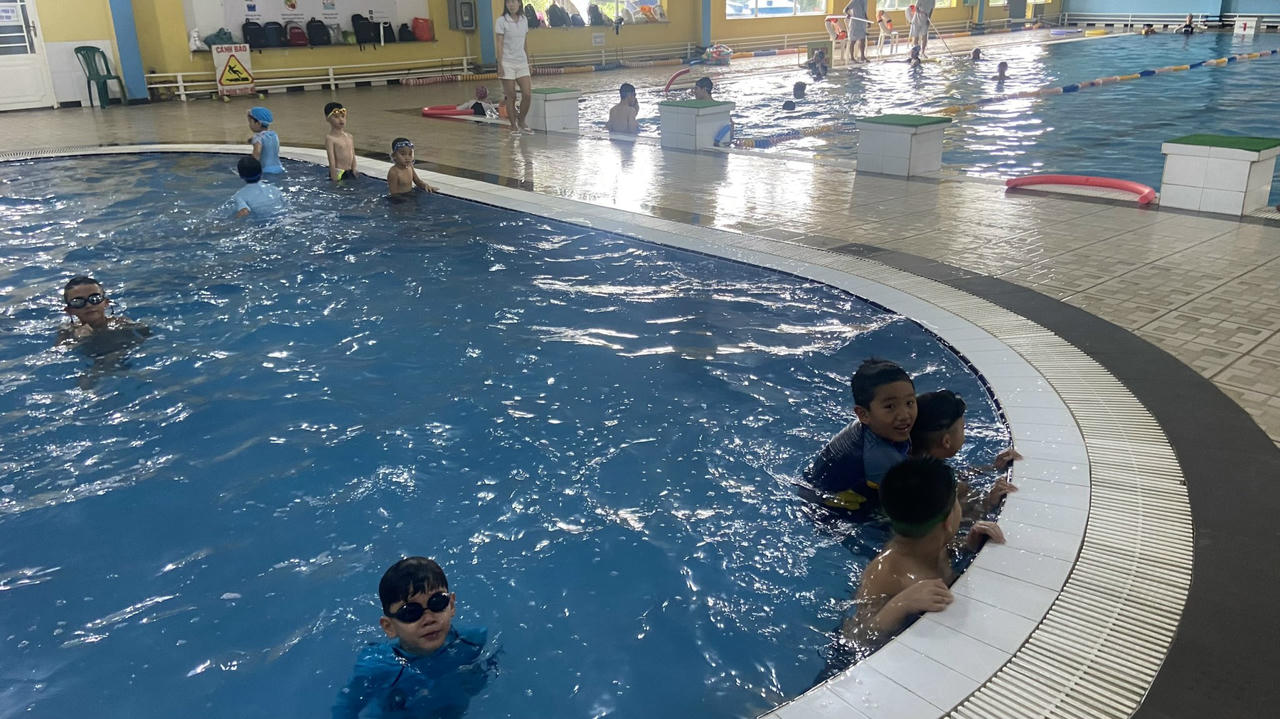 Dạy bơi miễn phí cho học sinh nghèo ở Đà Lạt