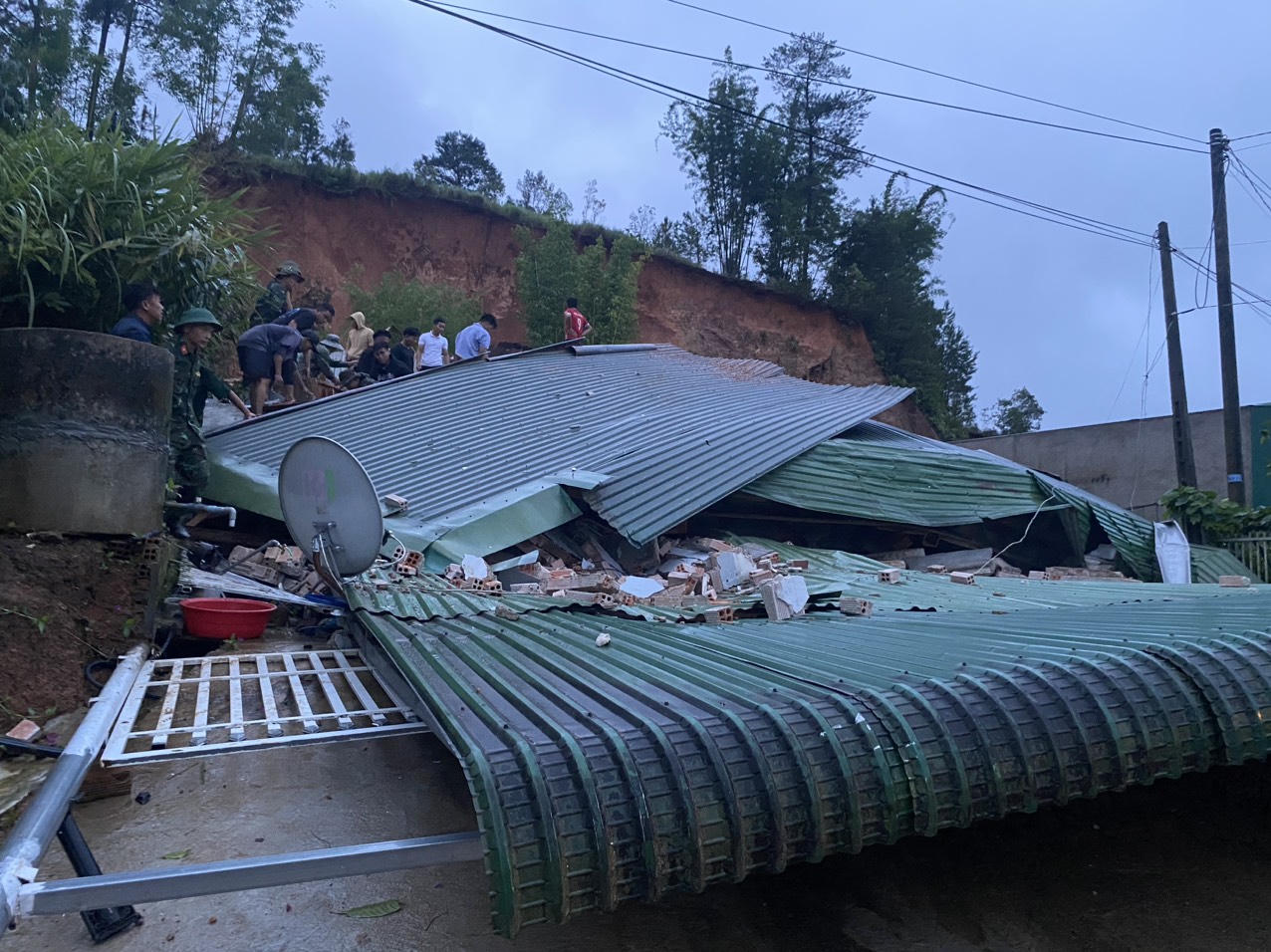 Sạt lở đất vùi lấp nhà dân lúc rạng sáng, 1 phụ nữ tử vong
